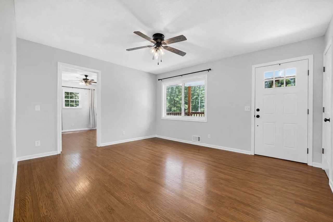 125 Patricia Ave - Photo 3 of 20