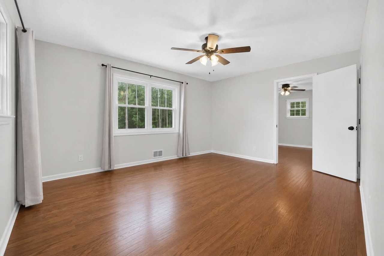 125 Patricia Ave - Photo 4 of 20
