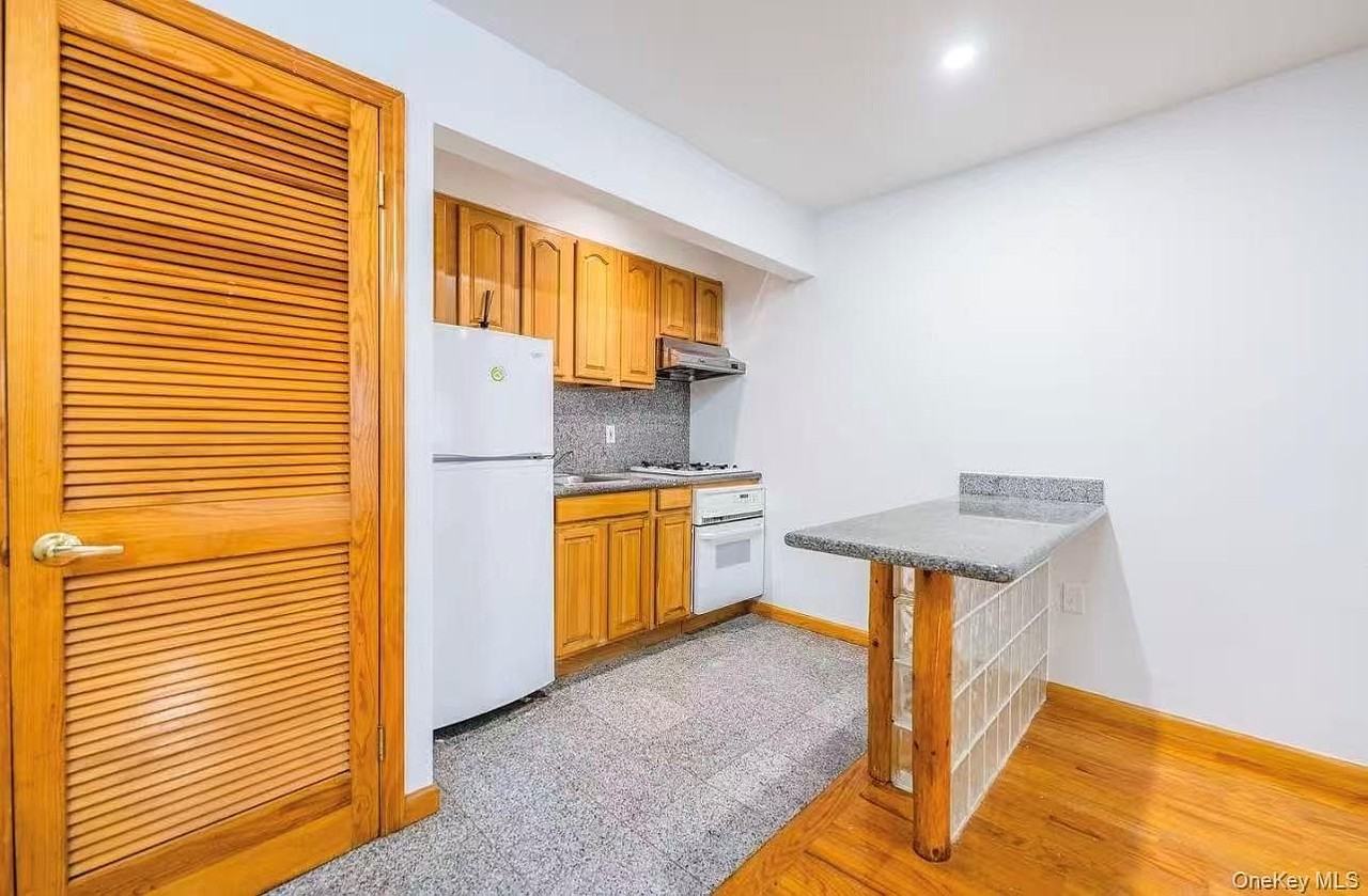165 Elizabeth St #2L