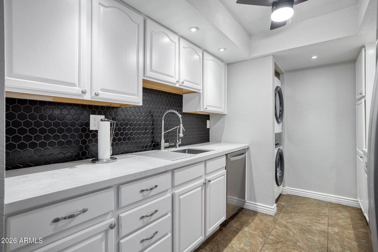 10444 N 69th St #201 - Photo 4 of 17