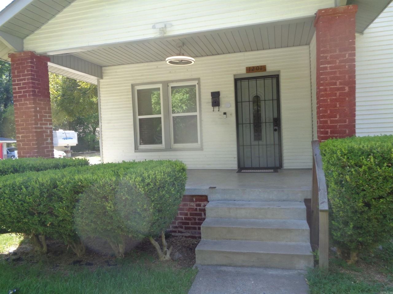 1201 Division St - Photo 4 of 18