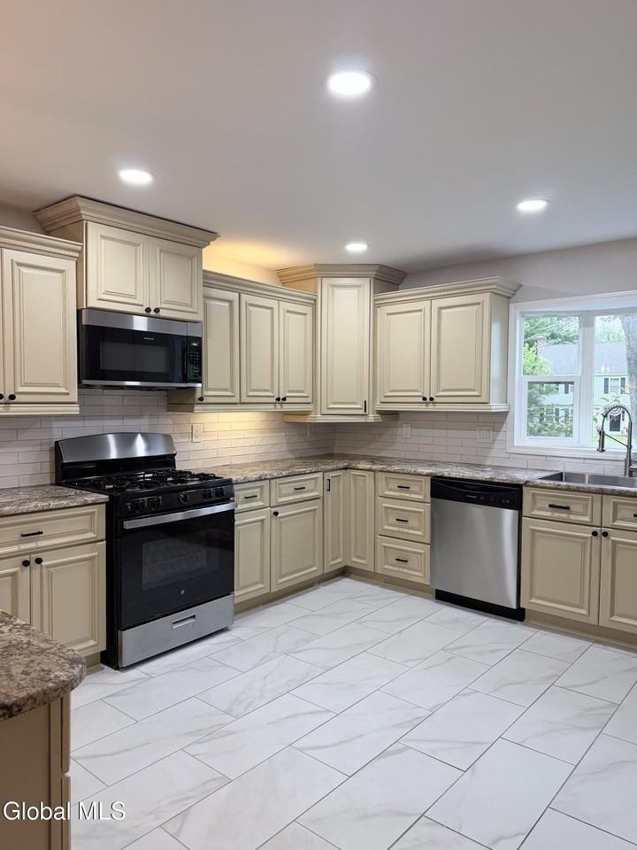 7 Fenway Ct - Photo 2 of 21