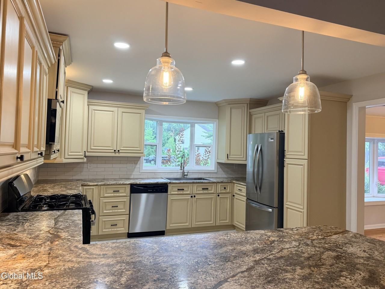 7 Fenway Ct - Photo 3 of 21