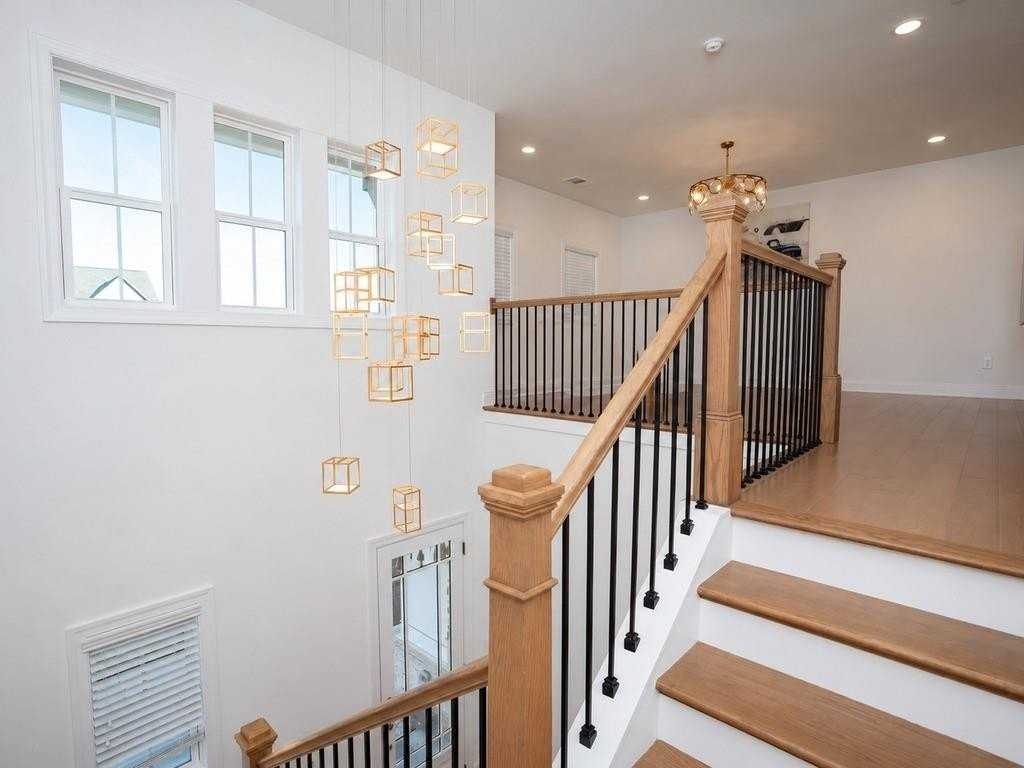 6725 Dahlgren Ct - Photo 3 of 9