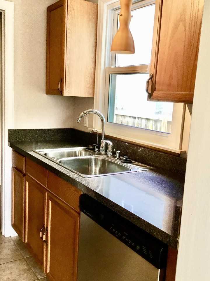 520 S Kenwood Ave - Photo 4 of 17