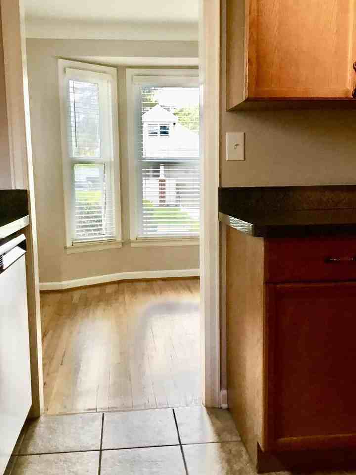 520 S Kenwood Ave - Photo 5 of 17
