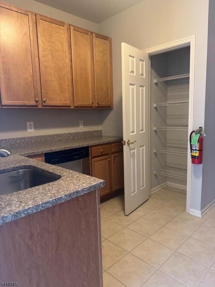 98 Conover Ter - Photo 4 of 12