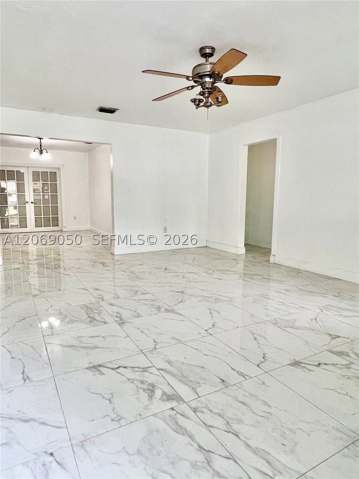 321 Ne 170th St - Photo 5 of 26