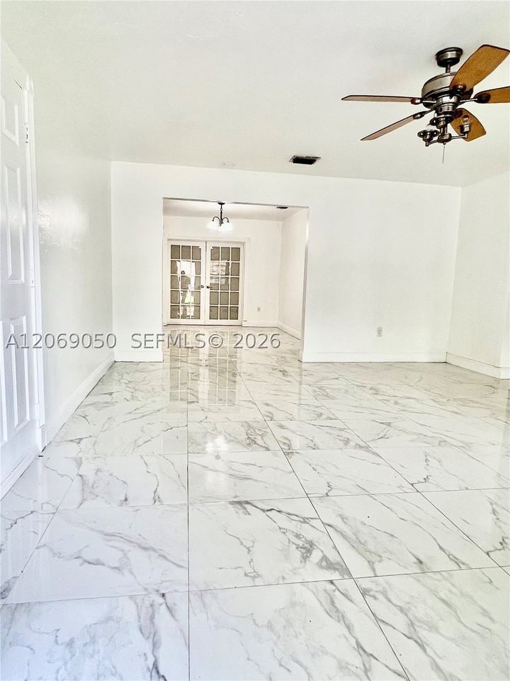 321 Ne 170th St - Photo 6 of 26