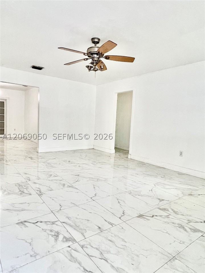 321 Ne 170th St - Photo 7 of 26