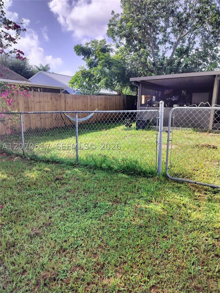 213 Woodbridge Dr - Photo 2 of 4