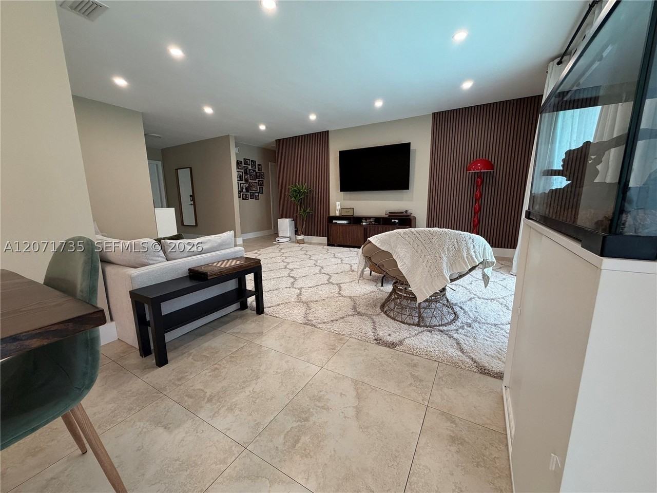 8203 Nw 37th St - Photo 3 of 22