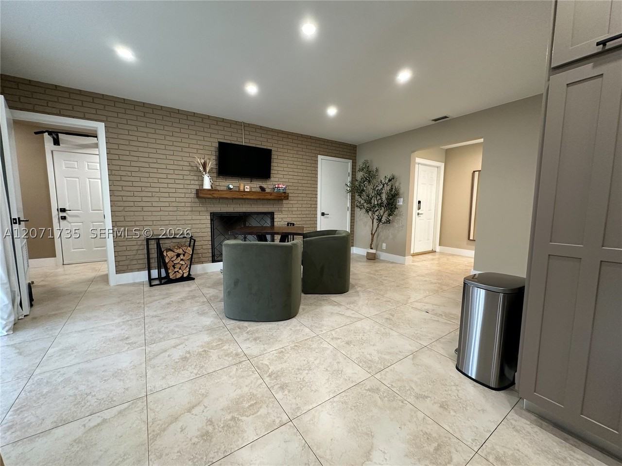8203 Nw 37th St - Photo 4 of 22