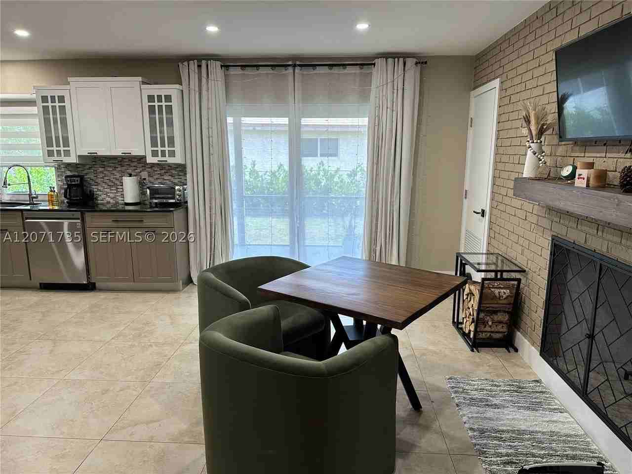 8203 Nw 37th St - Photo 6 of 22