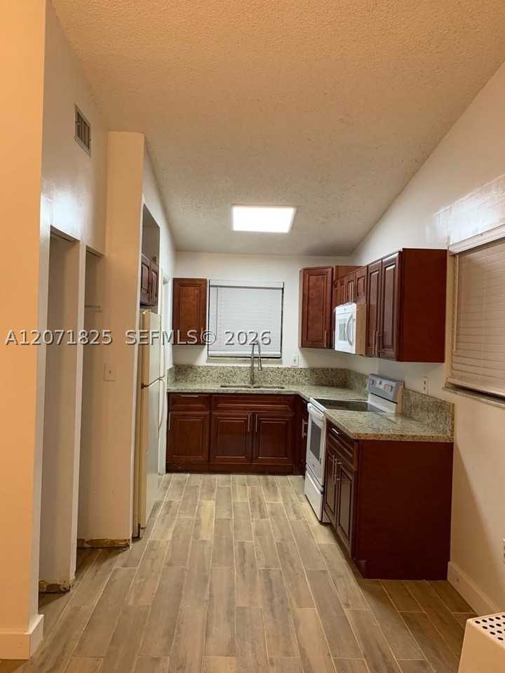 1008 Sw 8th St #1008 - Photo 3 of 5