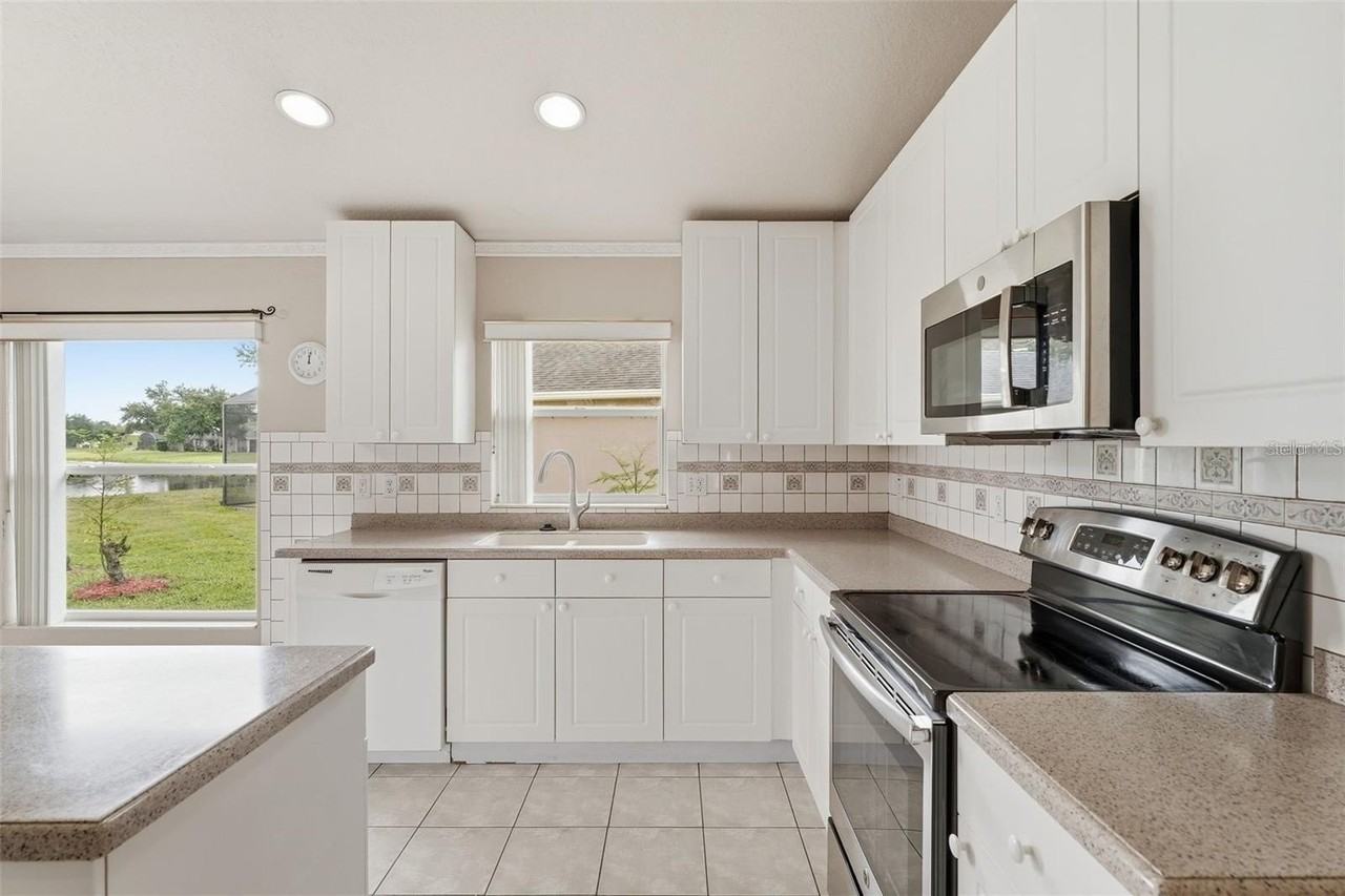 2819 Maguire Dr - Photo 3 of 46