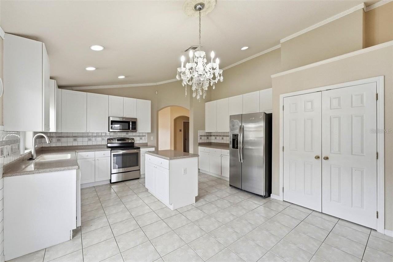 2819 Maguire Dr - Photo 4 of 46