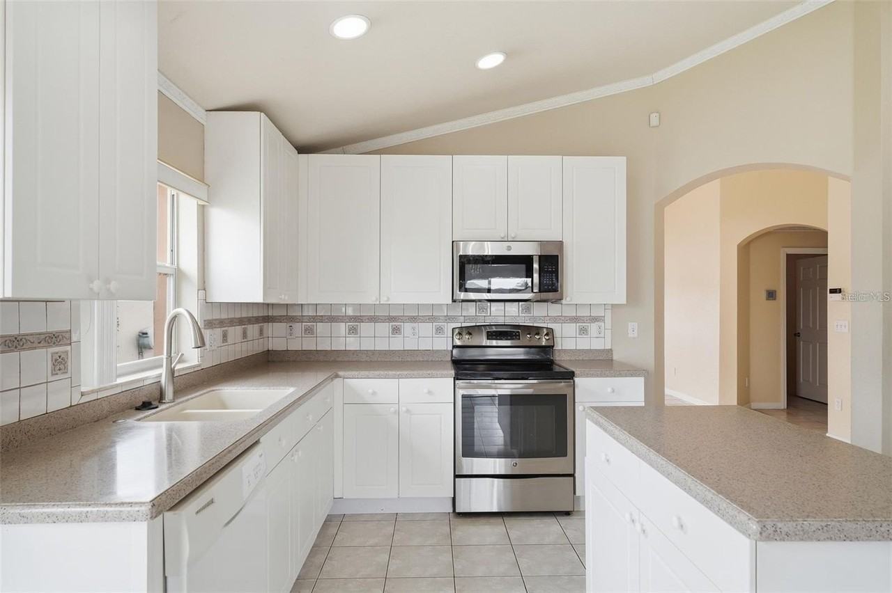 2819 Maguire Dr - Photo 5 of 46