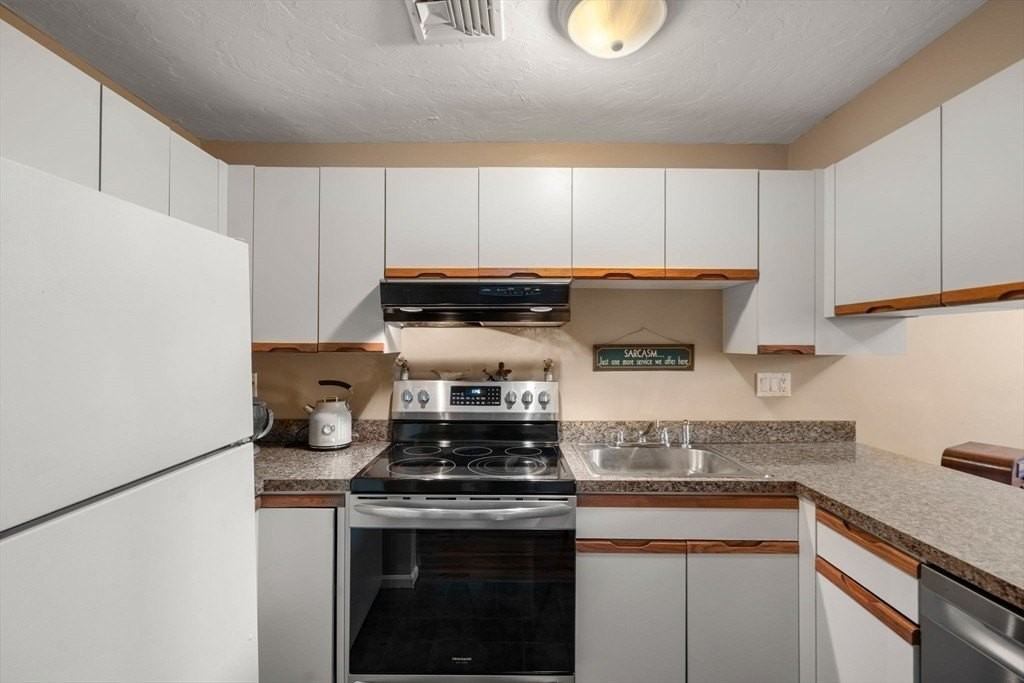 280 Village St #D2 - Photo 3 of 12
