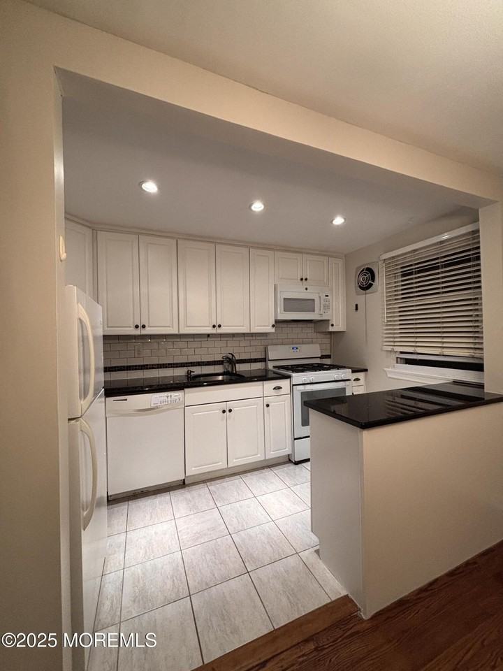 139 Manor Dr - Photo 2 of 8