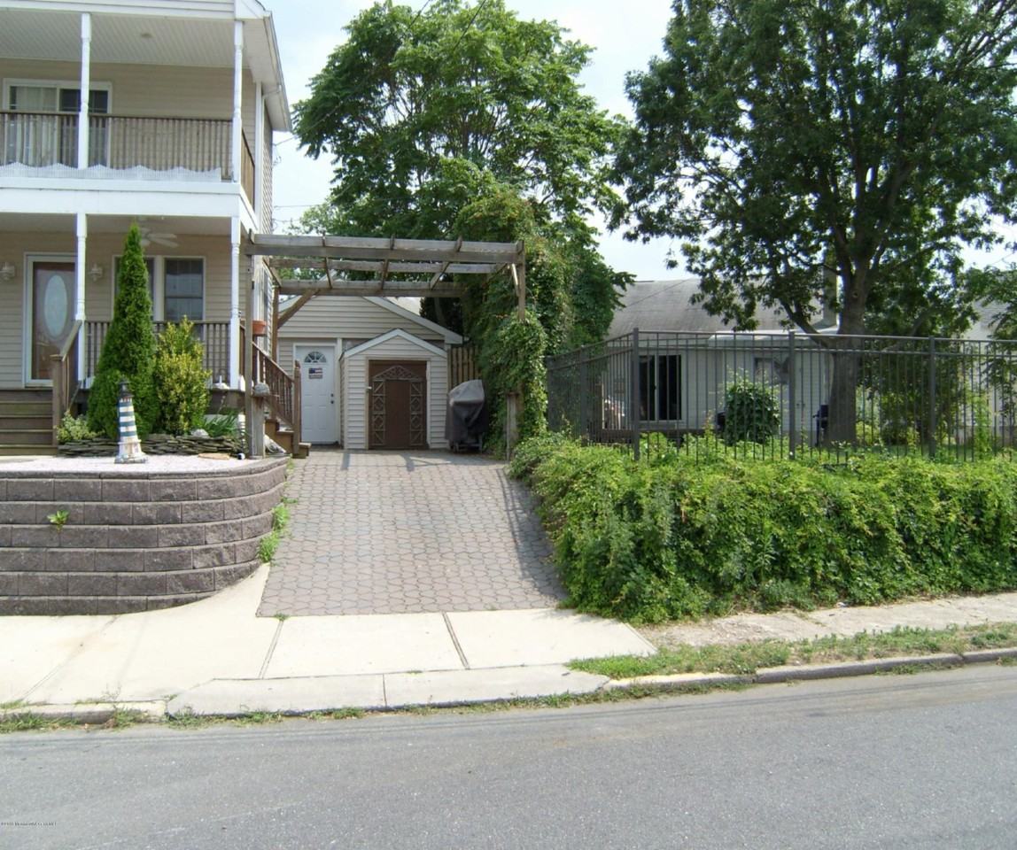 327 New Bedford Rd