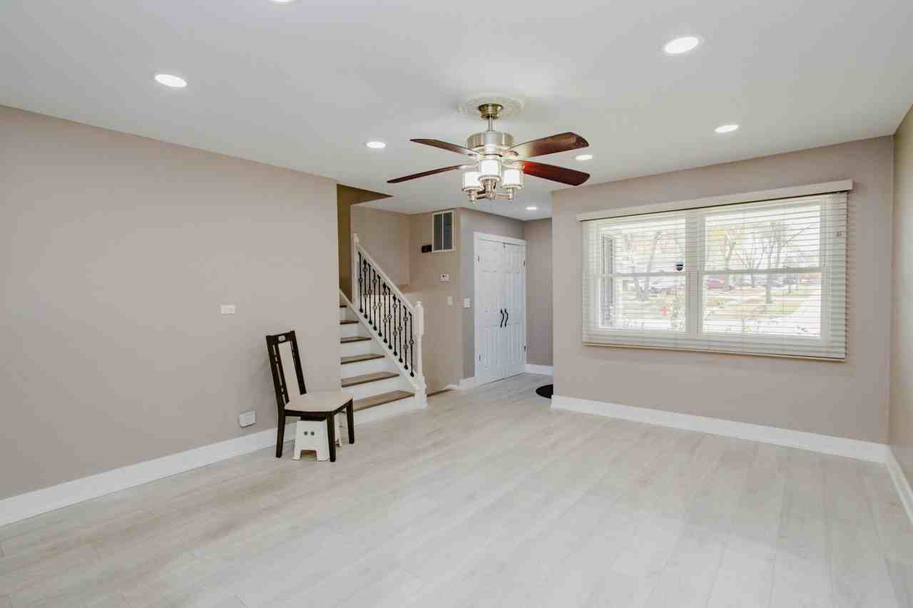 720 Durham Ln - Photo 3 of 32
