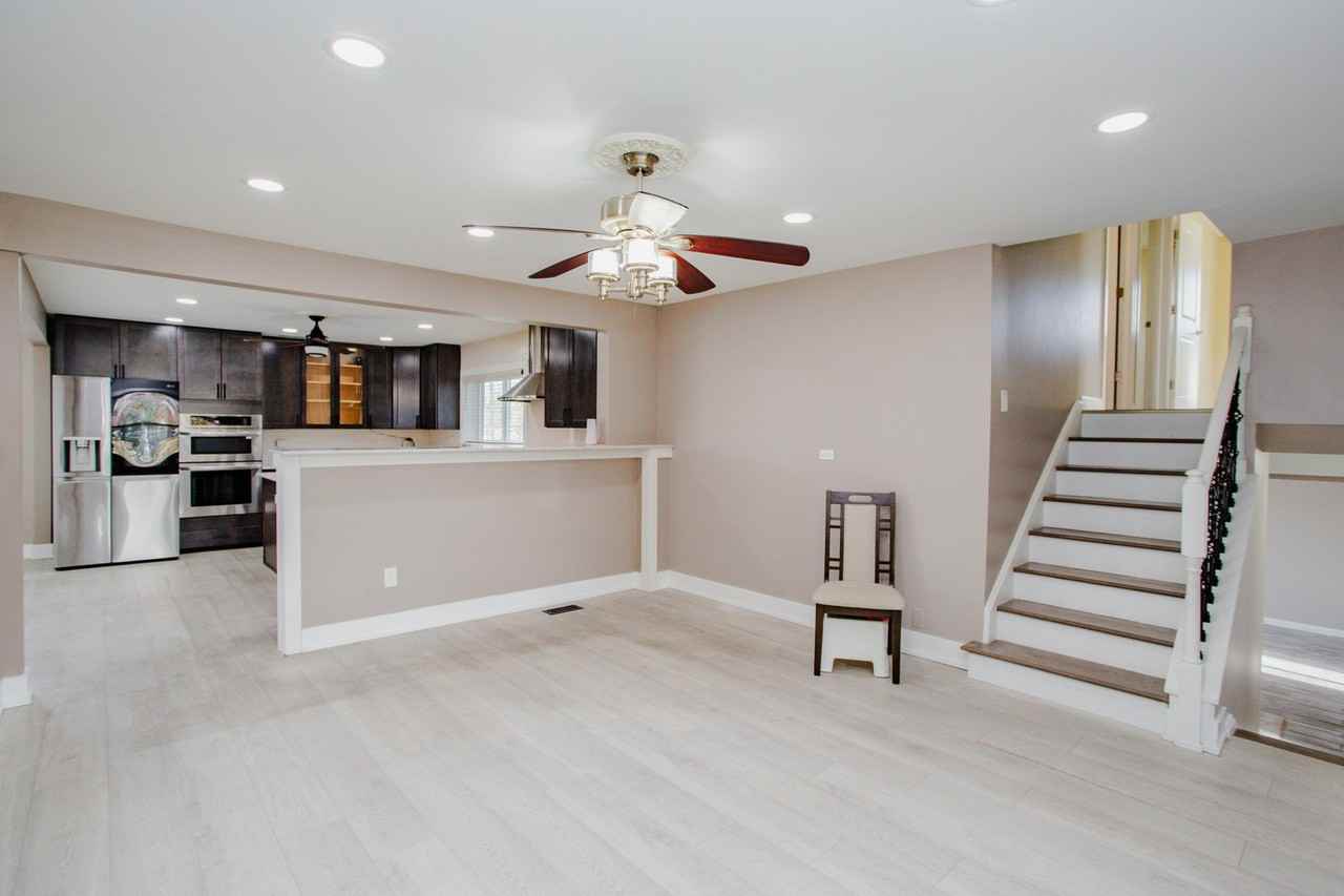 720 Durham Ln - Photo 5 of 32