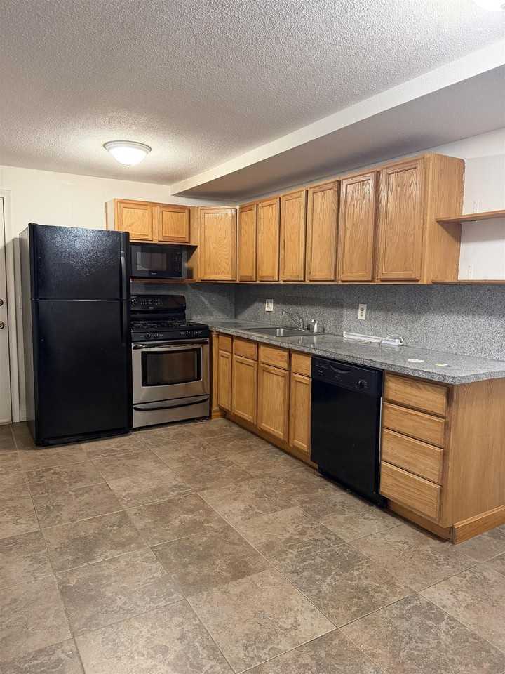 12 Tiffany Rd #3 - Photo 4 of 10