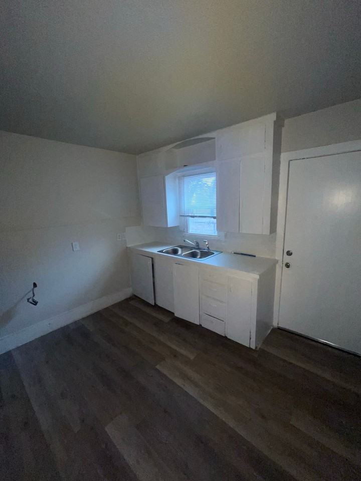 113 N Nueces St - Photo 2 of 12