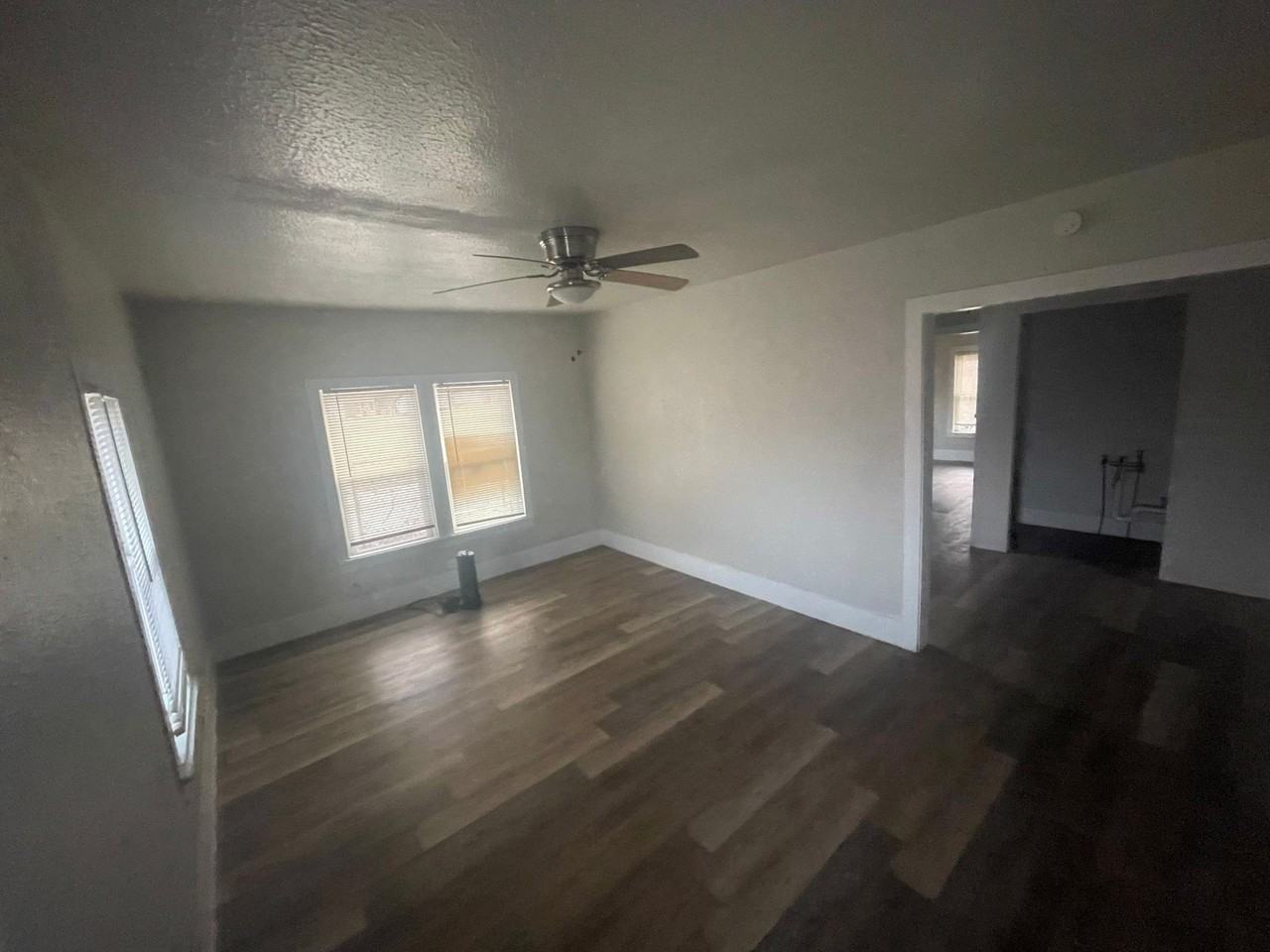 113 N Nueces St - Photo 3 of 12