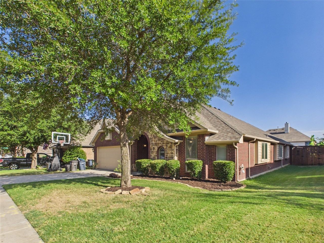 4104 Volk Ct - Photo 3 of 40