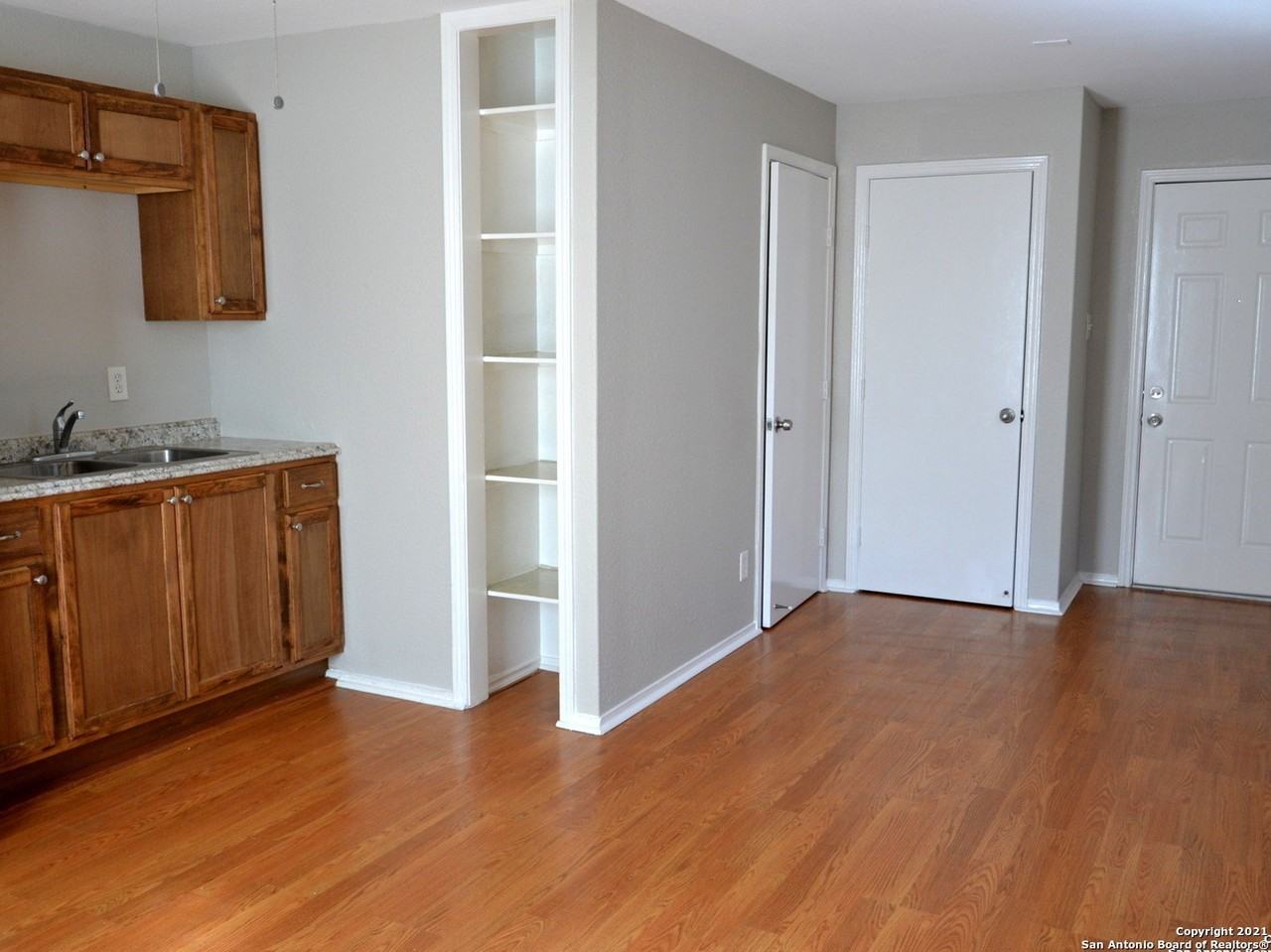 902 W Kings Hwy #3 - Photo 2 of 12