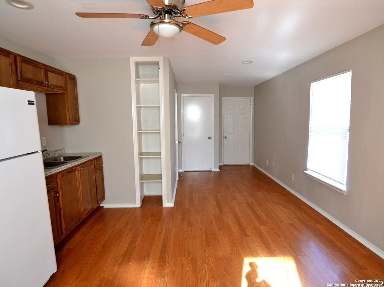 902 W Kings Hwy #3 - Photo 3 of 12