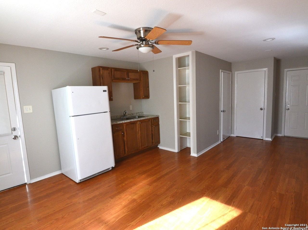 902 W Kings Hwy #3 - Photo 6 of 12