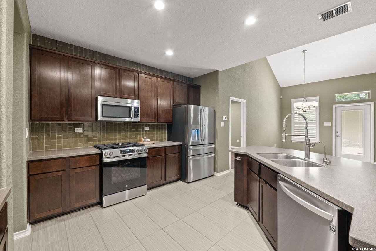 1413 Tanager Ct - Photo 3 of 19