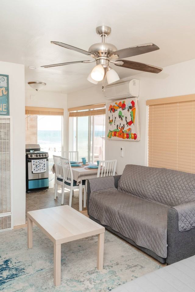 712 1/2 Zanzibar Court - Photo 4 of 27