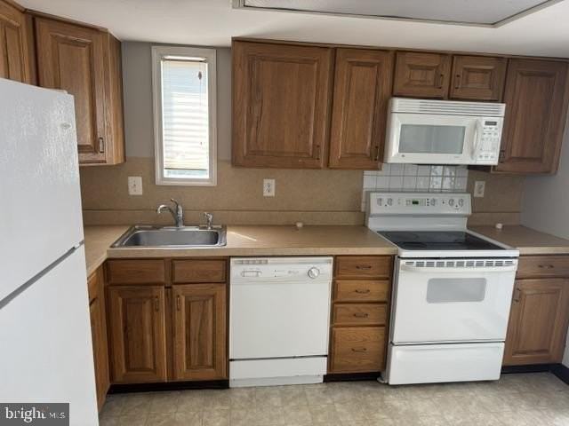 213 Uxbridge - Photo 2 of 9