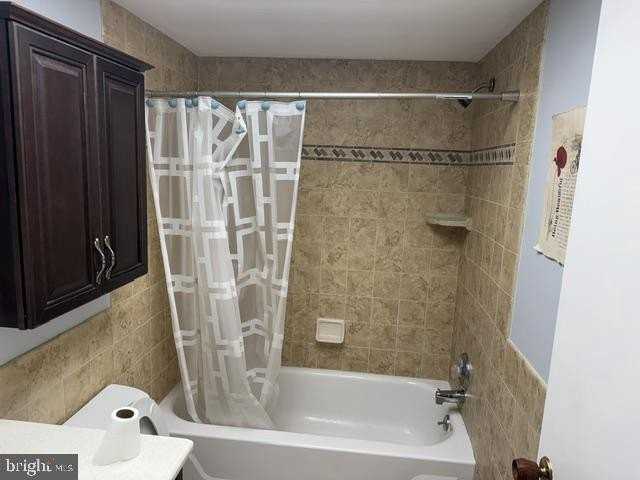 213 Uxbridge - Photo 6 of 9