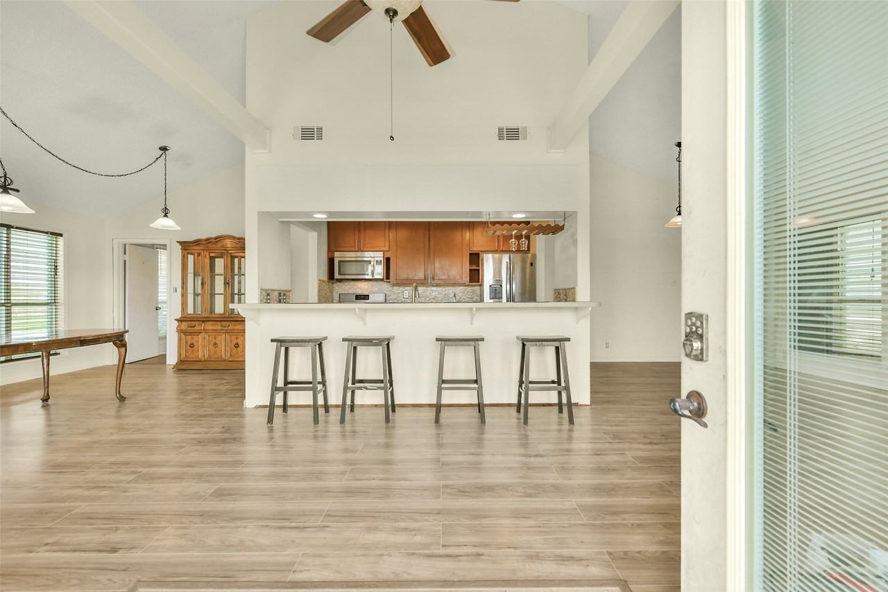 1073 Redfish St - Photo 5 of 34
