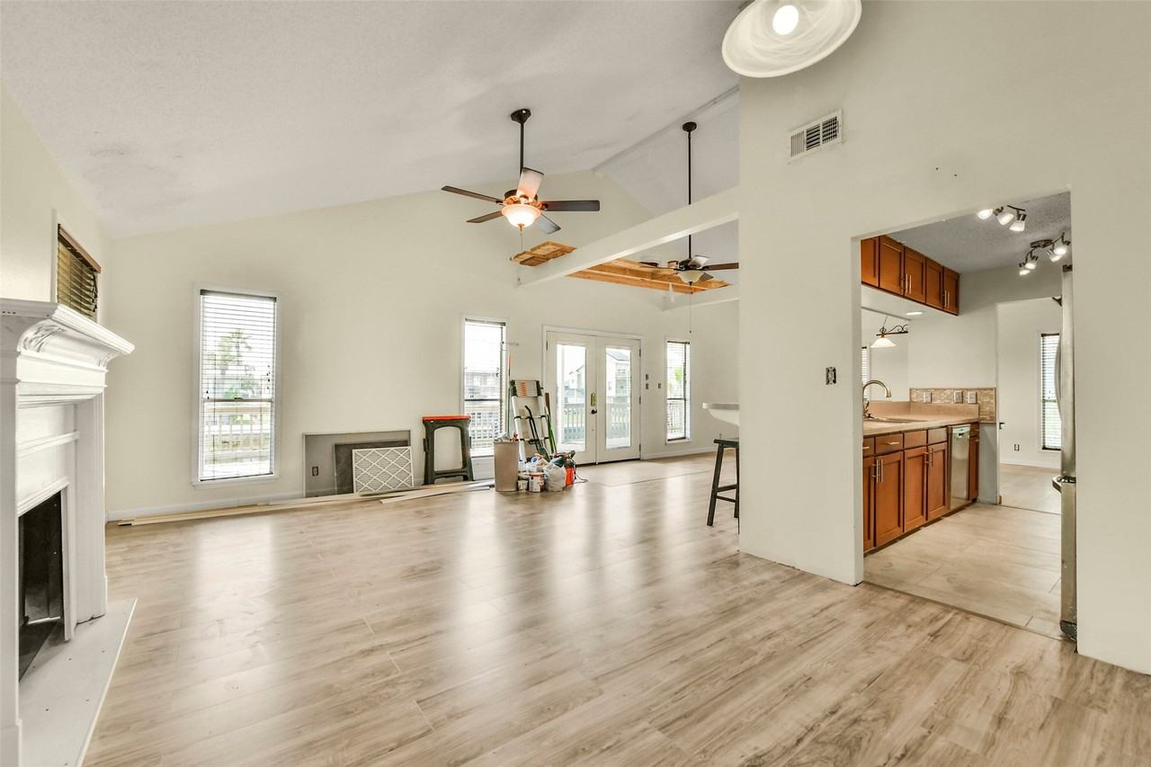 1073 Redfish St - Photo 7 of 34