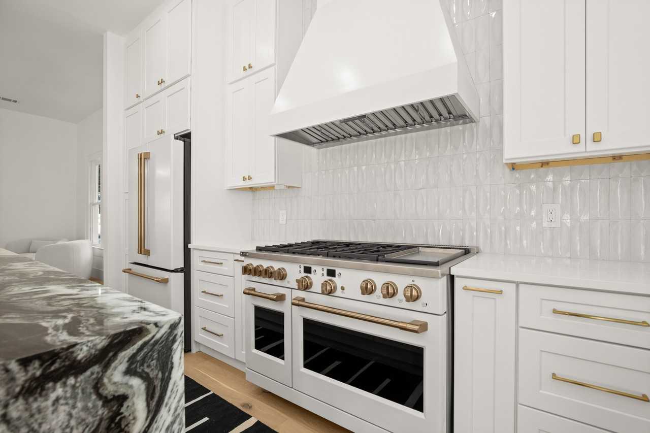 1604 Nickerson St - Photo 2 of 21