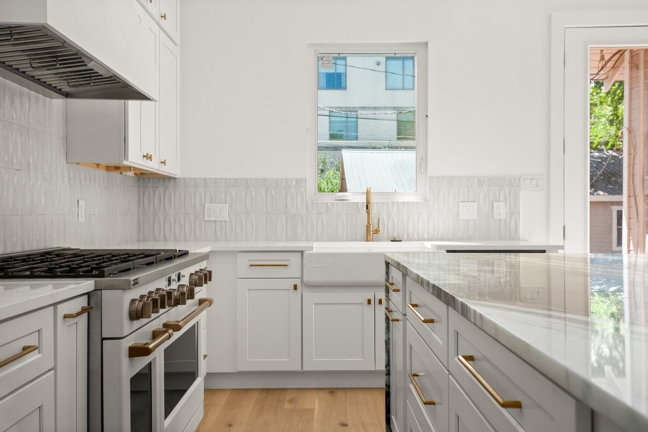 1604 Nickerson St - Photo 3 of 21