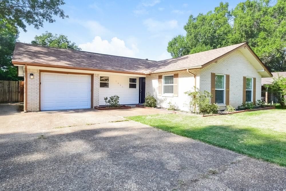 5691 Briarwood Dr - Photo 3 of 16