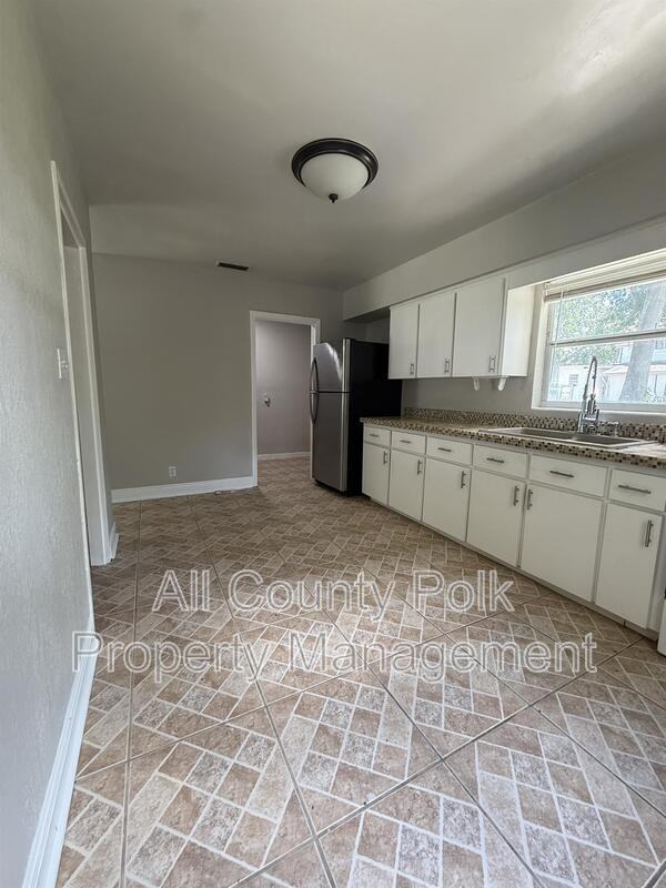 219 Palm Ave - Photo 4 of 17