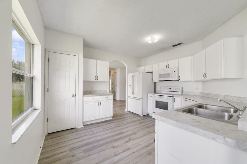 566 Hummingbird Ct - Photo 3 of 12