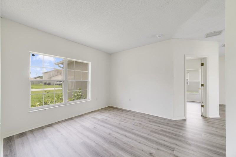 566 Hummingbird Ct - Photo 4 of 12