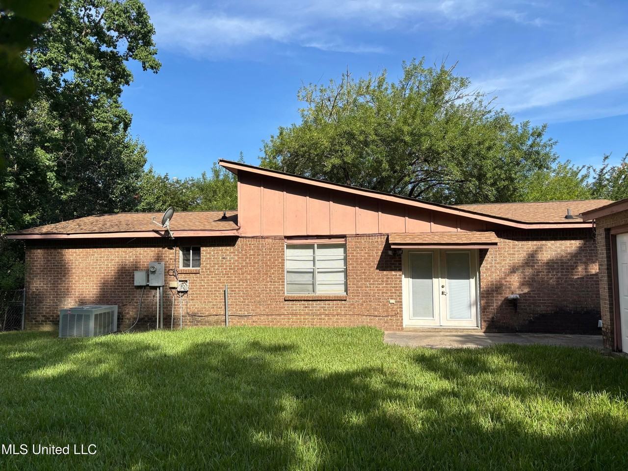 4908 Fairwood Dr - Photo 2 of 33