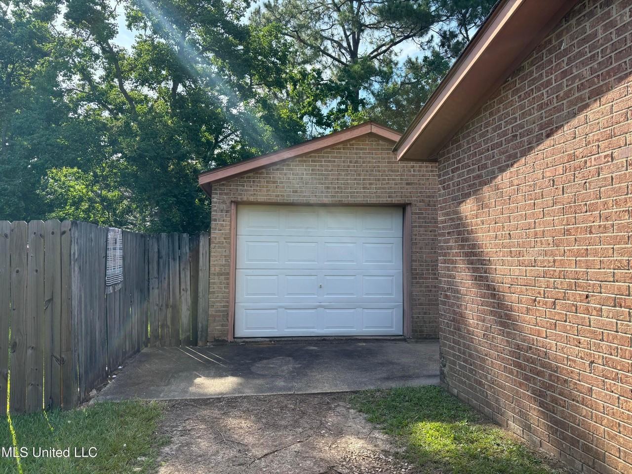 4908 Fairwood Dr - Photo 3 of 33