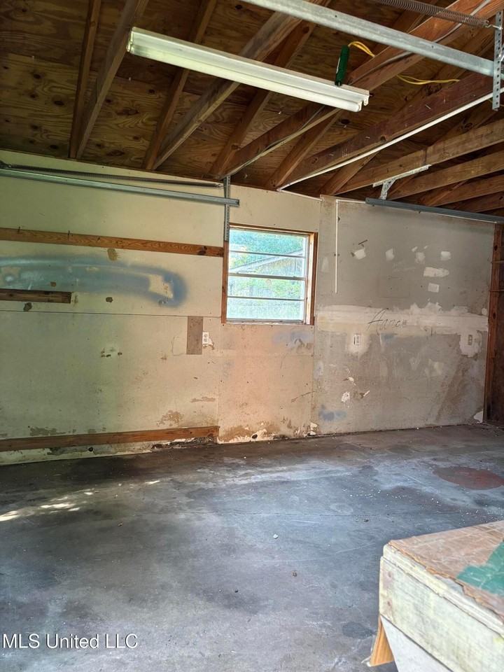 4908 Fairwood Dr - Photo 4 of 33