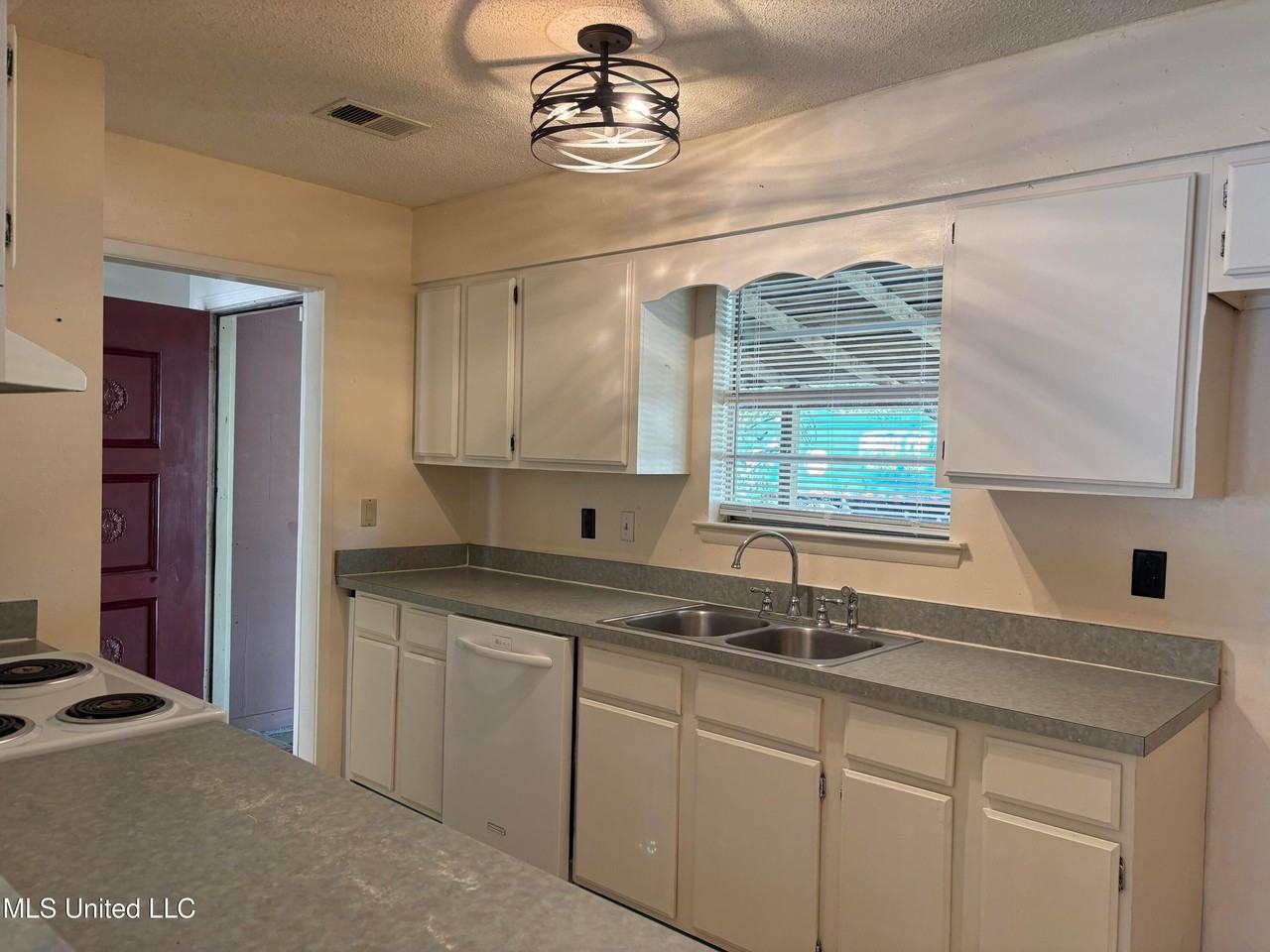 4908 Fairwood Dr - Photo 5 of 33